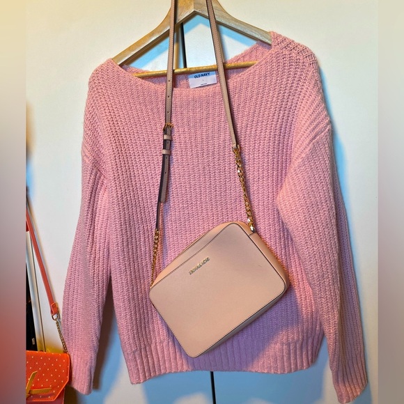 Old Navy Sweaters - Beautiful baby pink old navy sweater size Large